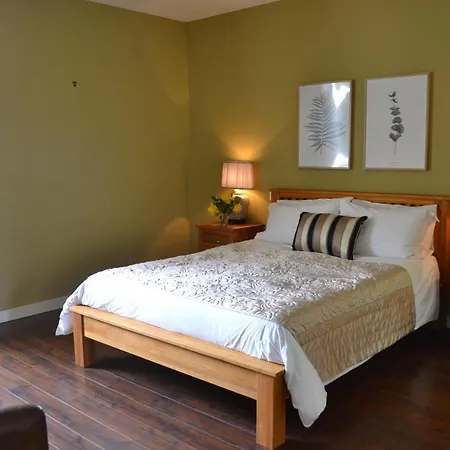Le Manoir De Bed & Breakfast *