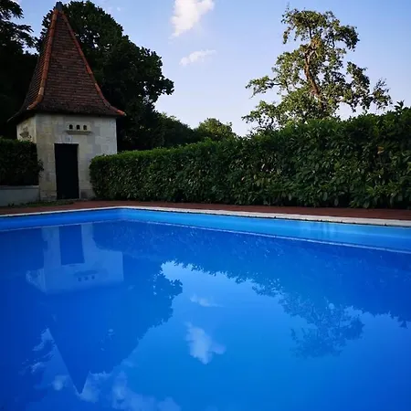 Le Manoir De Bed & Breakfast *